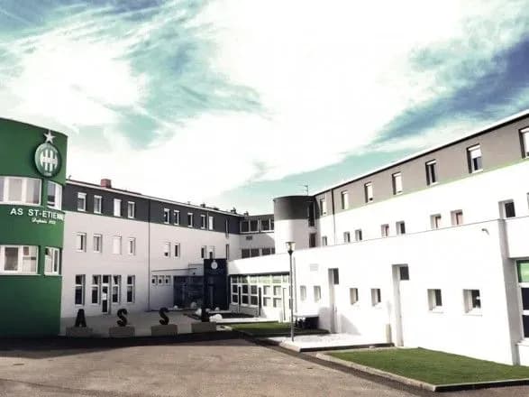 troye-futbolistiv-frantsuzkogo-klubu-zarazilisya-koronavirusom