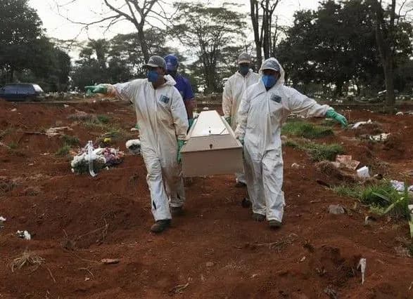 u-braziliyi-zhertvami-koronavirusu-stali-ponad-50-tis-lyudey