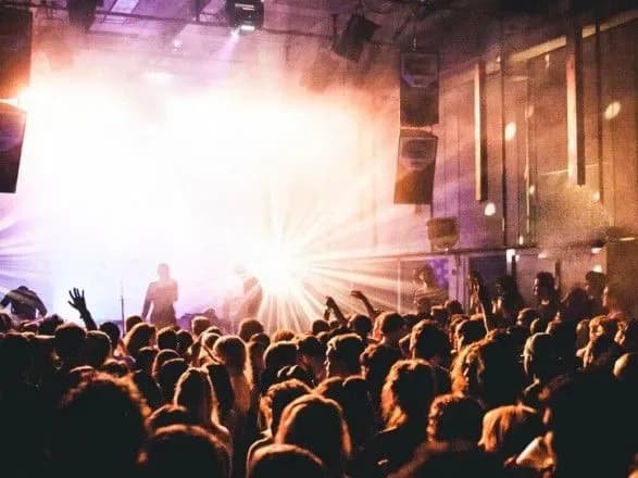 religiyni-zakhodi-i-vidvidini-nichnikh-klubiv-spriyayut-poshirennyu-covid-19-vooz