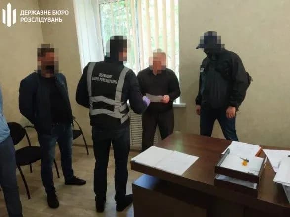 u-zaporizhzhi-suditimut-ofitsera-politsiyi-za-torgivlyu-dozvolami-na-zbroyu