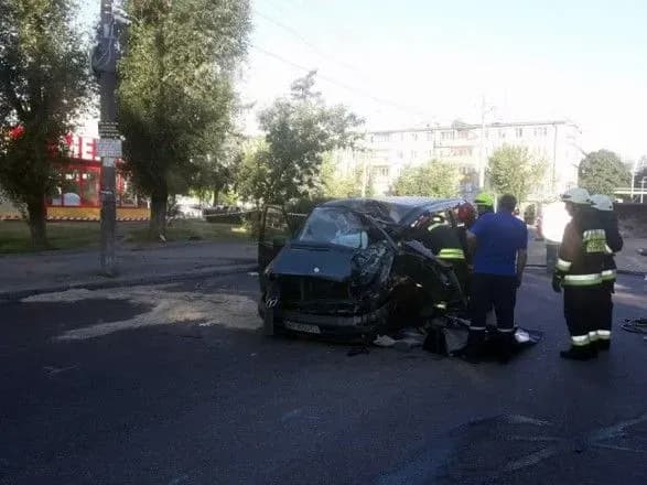 u-dnipri-zitnulisya-mikroavtobus-ta-vantazhivka-sered-zagiblikh-ditina