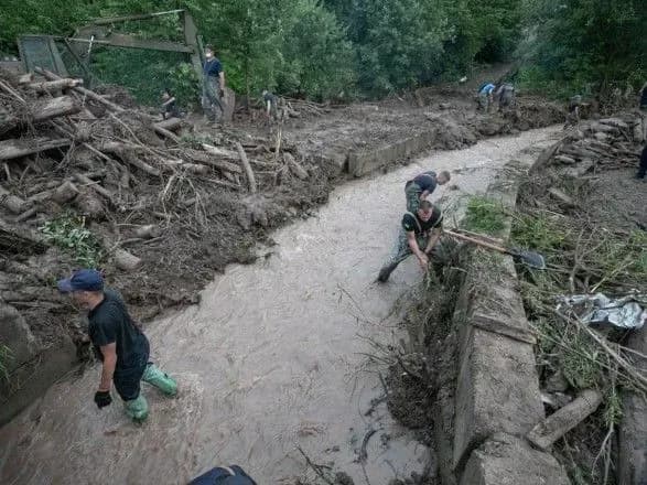avakov-pokhvaliv-lyudey-yaki-mensh-nizh-za-dobu-pribrali-zavali-bilya-mostu-na-prikarpatti