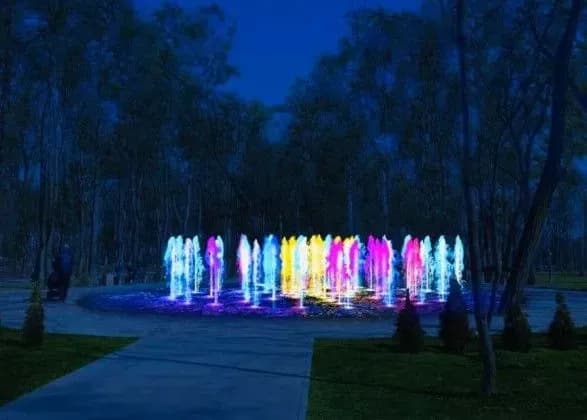 syurpriz-dlya-ditey-pokazali-noviy-svitlo-muzichniy-fontan-u-kiyevi