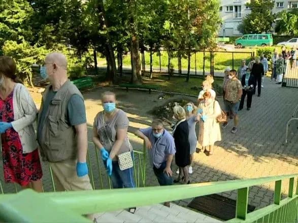 speka-ta-chergi-na-viborchikh-dilnitsyakh-u-polschi-znepritomnilo-kilka-lyudina-odnu-ne-vryatuvali