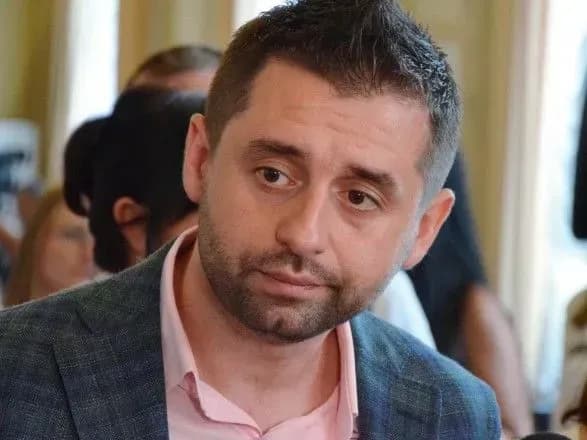 arakhamiya-sprostuvav-chutki-pro-perenesennya-mistsevikh-viboriv