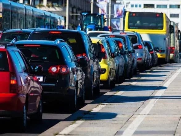 u-kiyevi-zranku-utvorilis-zatori-1