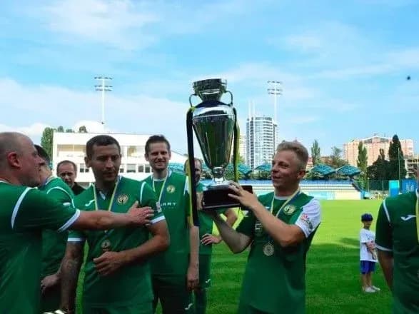 u-kiyevi-deputati-ta-zhurnalisti-zigrali-u-futbol-zaradi-dopomogi-dityam