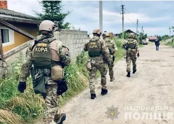 nezakonna-virubka-lisu-za-uchastyu-kord-proveli-masovi-obshuki-na-prikarpatti