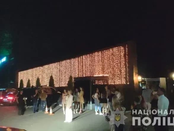 na-kiyivschini-zakrili-nichniy-klub-v-yakomu-bez-masok-perebuvalo-ponad-pivtisyachi-vidviduvachiv