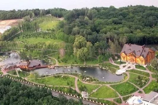 spir-za-plyazh-yanukovicha-yurist-poyasniv-yak-mayut-diyati-mezhigirski-chinovniki