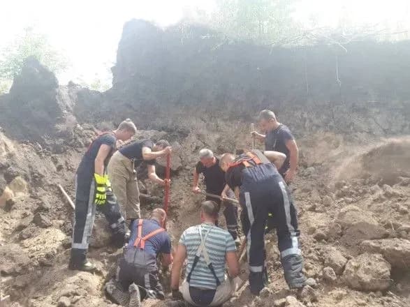 na-kiyivschini-u-karyeri-lyudey-zasipalo-piskom-ye-zagibliy