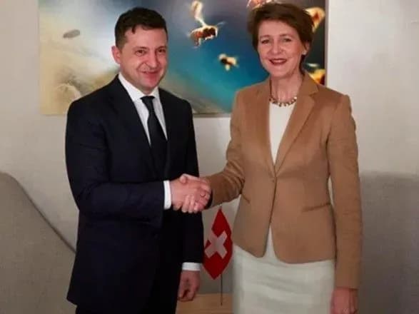 zelenskiy-u-chetver-virushit-na-donbas-iz-prezidentom-shveytsariyi