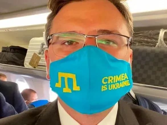 kuleba-pribuv-do-polschi-pokazav-foto-u-patriotichniy-mastsi