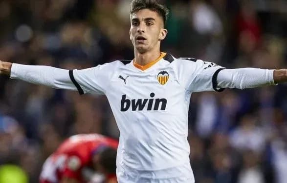 futbolist-valensiyi-stav-golovnoyu-transfernoyu-tsillyu-manchester-siti