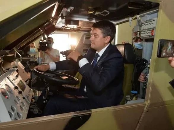 razumkov-vidvidav-kharkivschinu-i-pobuvav-za-kermom-btr