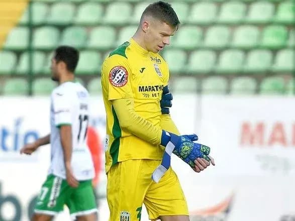 sche-troye-futbolistiv-pokinuli-sklad-fk-karpati