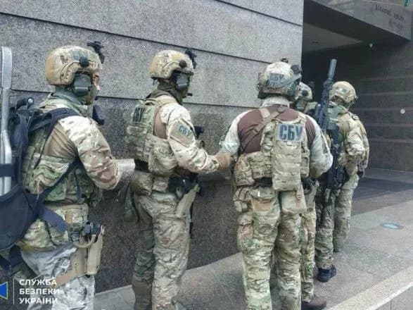 pogroza-vibukhom-u-stolichnomu-biznes-tsentri-u-budivli-pratsyuyut-vibukhotekhniki