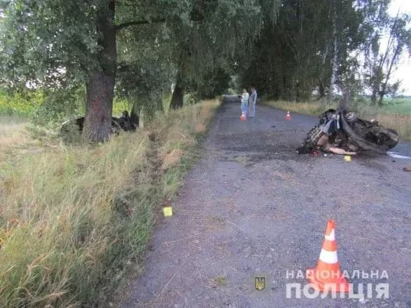 na-chernigivschini-legkovik-zitknuvsya-z-derevom-zaginulo-dvoye-lyudey