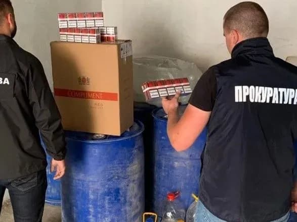 u-selyanina-viyavili-sklad-kontrafaktnikh-tovariv-na-200-tis-griven