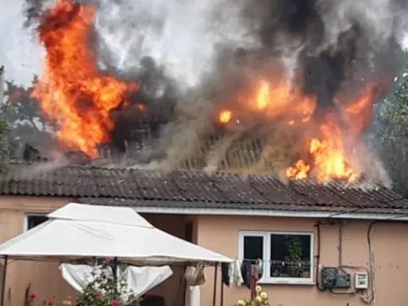 na-kiyivschini-vid-popadannya-bliskavki-zagorivsya-budinok