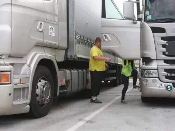 ukrayintsi-zaklikali-biznes-ne-ruynuvati-dorogi-svoyimi-perevantazhenimi-furami