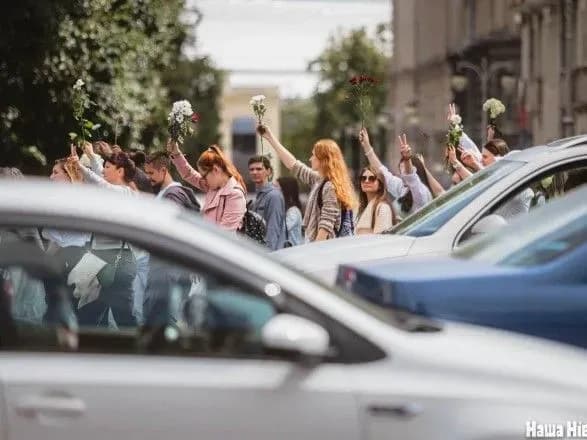 situatsiya-v-bilorusi-koloni-lyudi-skhodyatsya-u-tsentr-minska