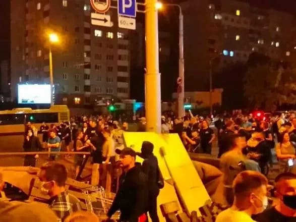 u-bilorusi-zatrimanikh-ranishe-na-protestakh-dvokh-ukrayinskikh-zhurnalistiv-vidpustili