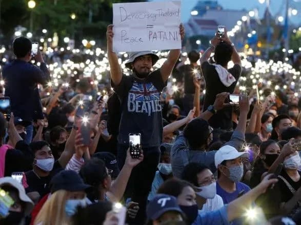 aktivisti-povidomili-scho-na-aktsiyu-za-demokratiyu-u-tayilandi-viyshli-ponad-20-tisyach-osib