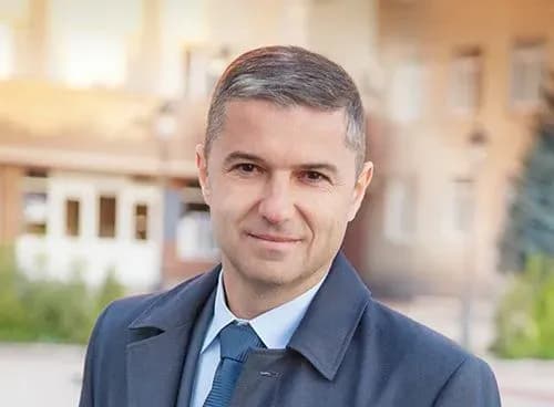 mer-umani-zibravsya-chekati-zelenskogo-na-bankoviy-u-nameti-ta-zi-spalnim-mishkom