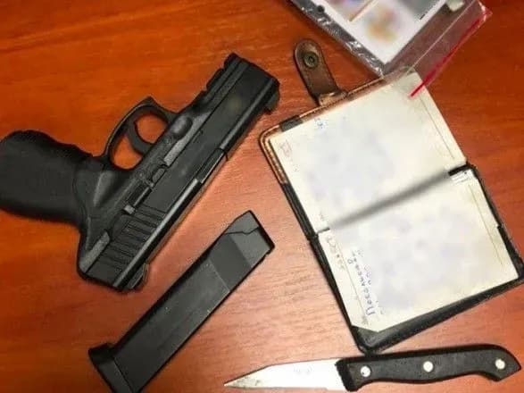 u-stolitsi-zatrimali-cholovika-yakiy-strilyav-u-avto-patrulnoyi-politsiyi