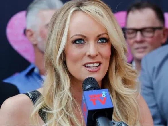 sud-zobovyazav-trampa-kompensuvati-kolishniy-pornoaktrisi-vitrati-na-advokata