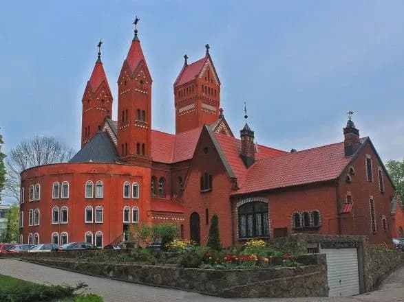 katoliki-bilorusi-zayavili-protest-na-diyi-omonu-lyudi-budi-zmusheni-perekhovuvatisya-u-kosteli-dekilka-godin