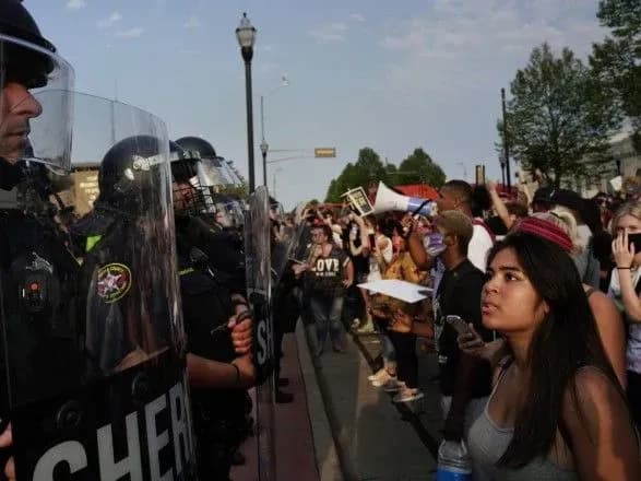 antirasistski-protesti-u-ssha-u-viskonsini-ponovilisya-zavorushennya-popri-komendantsku-godinu