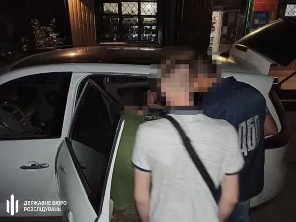 na-donbasi-trokh-viyskovikh-zsu-pidozryuyut-u-sistematichniy-kradizhtsi-yizhi