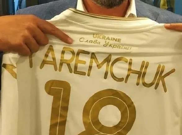 iz-gaslom-slava-ukrayini-v-uaf-pokazali-yak-drukuyutsya-futbolki-dlya-zbirnoyi-do-gri-zi-shveytsariyeyu