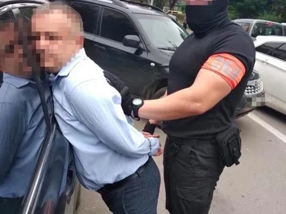 na-ternopilschini-zatrimali-podatkivtsya-na-khabari-u-37-tis-dolariv