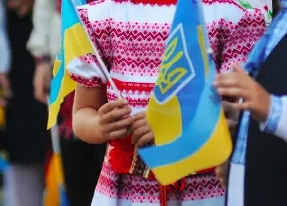 oask-prosyat-skasuvati-rishennya-pro-obovyazkove-rankove-vikonannya-gimnu-u-stolichnikh-shkolakh