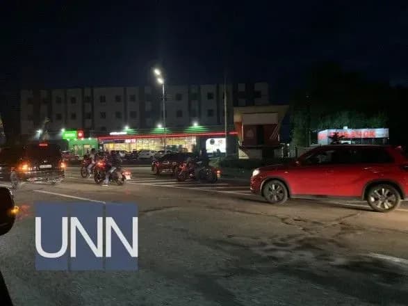 aktivisti-virushili-do-rezidentsiyi-zelenskogo-u-koloni-blizko-sotni-avtivok