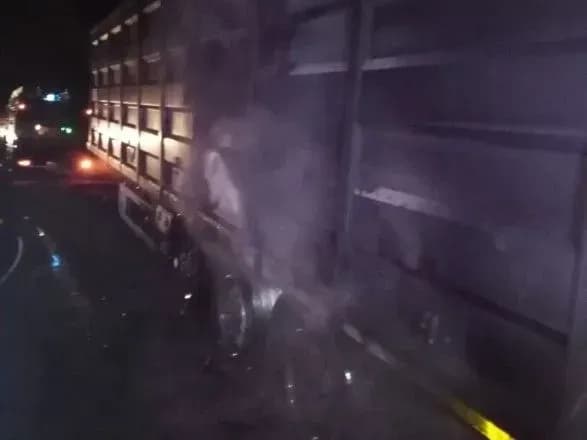 na-zhitomirschini-vid-vognyu-vryatuvali-26-ton-zerna