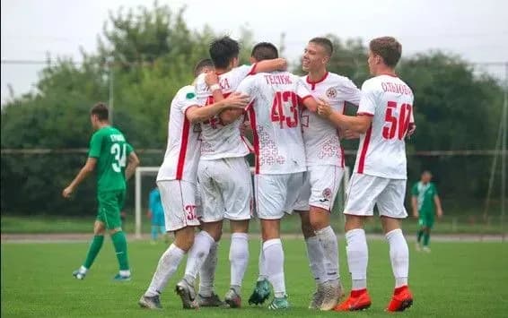 trinadtsyat-infikovanikh-v-ukrayinskomu-futbolnomu-klubi-spalakh-koronavirusu