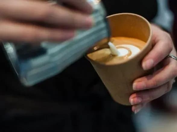 amerikantsi-skupovuyut-alkogolnu-kavu