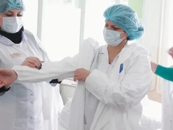 za-dobu-v-ukrayini-na-covid-19-zakhvorila-301-ditina-ta-147-medichnikh-pratsivnikiv