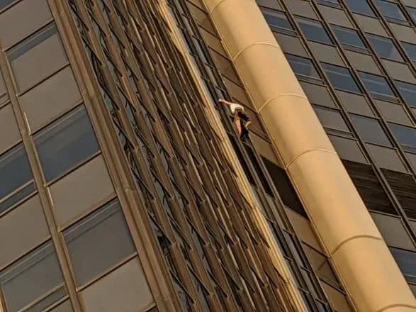 u-frantsiyi-zatrimali-cholovika-yakiy-namagavsya-zabratisya-na-khmarochos-monparnas