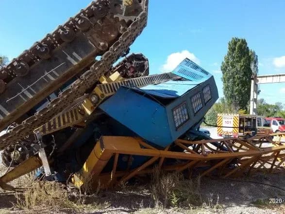 na-kharkivschini-perekinuvsya-budivelniy-kran-iz-vodiyem