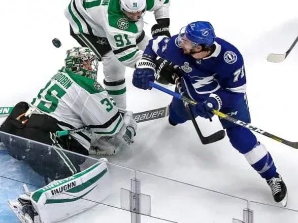 khokey-dallas-obigrav-tampa-v-pershomu-matchi-finalu-kubka-stenli