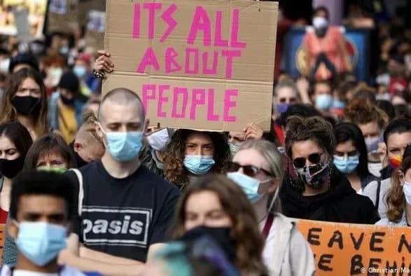 u-berlini-demonstranti-vimagali-priynyati-migrantiv-z-gretskikh-ostroviv