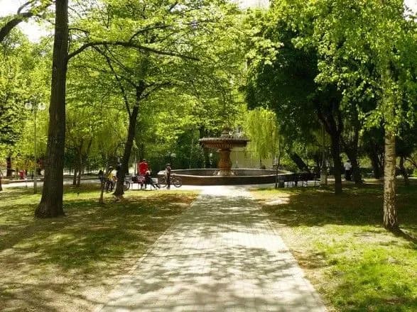 deputati-kiyivradi-vidvoyuvali-stolichniy-skver-vid-zabudovi-koleg