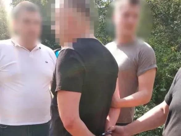 poranili-z-nevstanovlenoyi-zbroyi-i-vikrali-bmw-u-tsentri-kharkova-na-zhinku-zdiysnili-ozbroyeniy-napad