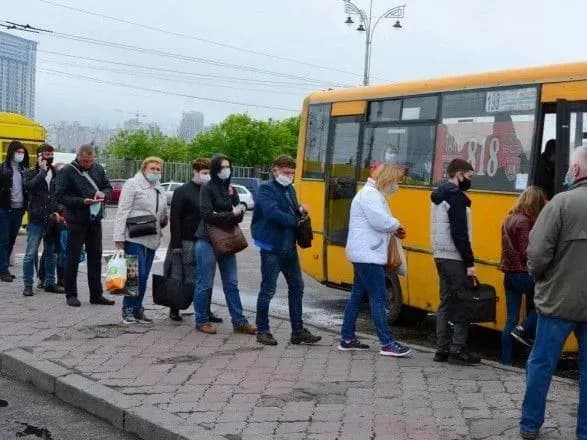 stolichni-chinovniki-otrimuyut-sviy-vidsotok-vid-chornoyi-marshrutkovoyi-gotivki-ekspert