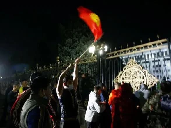 situatsiya-u-kirgizstani-protestuvalniki-u-bishkeku-zakhopili-parlament-ta-zvilnili-z-sizo-eks-prezidenta